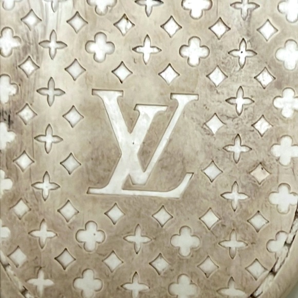 LOUIS VUITTON BEACH FLIP-FLOPS IN WHITE - Picture 7 of 7